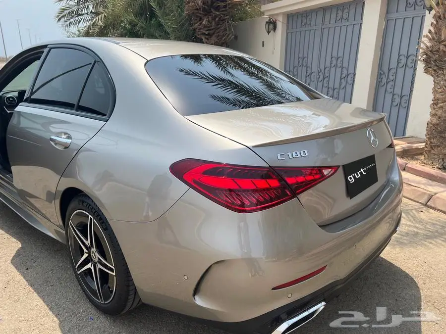 مرسيدس C 2024 AMG لون داخلي جملي وأسود 3