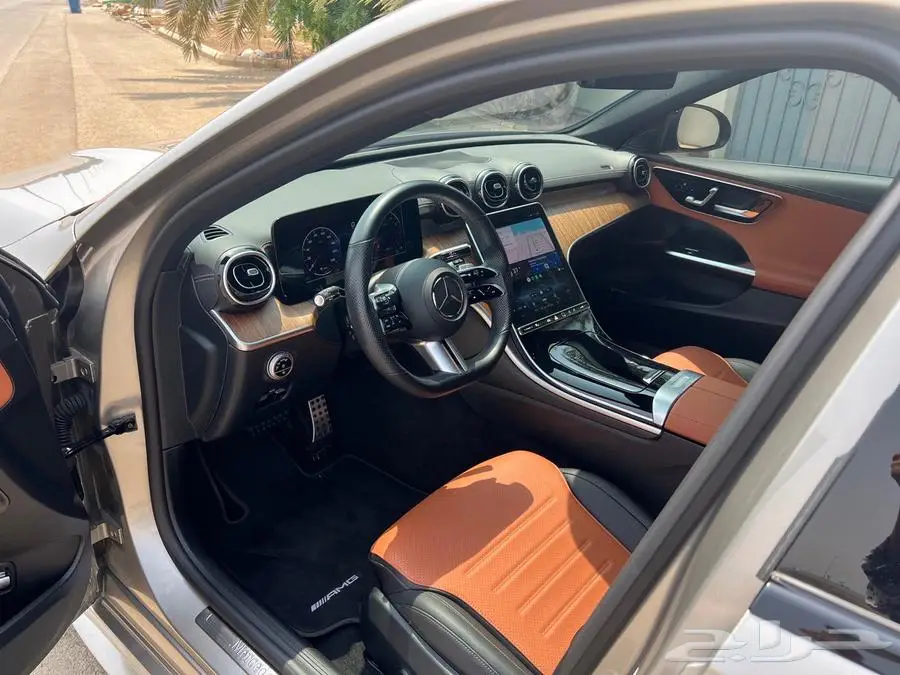 مرسيدس C 2024 AMG لون داخلي جملي وأسود 6