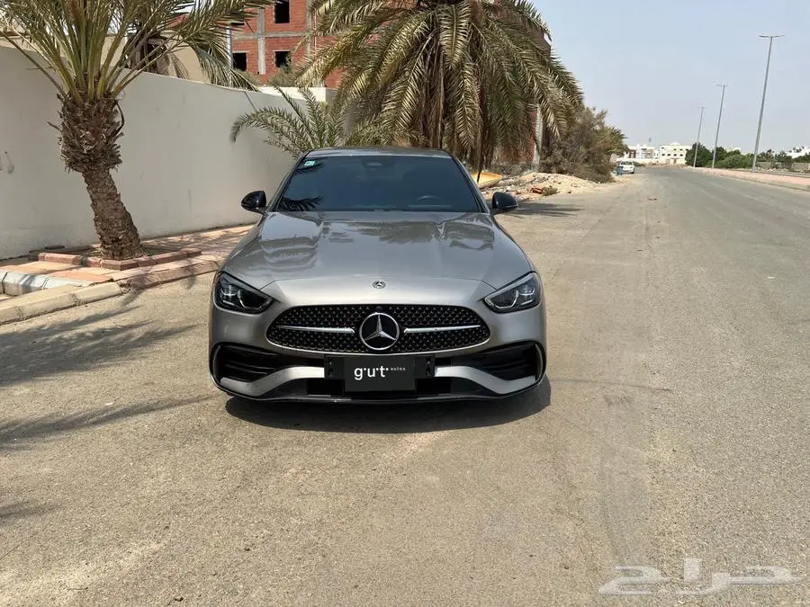 مرسيدس C 2024 AMG لون داخلي جملي وأسود 1