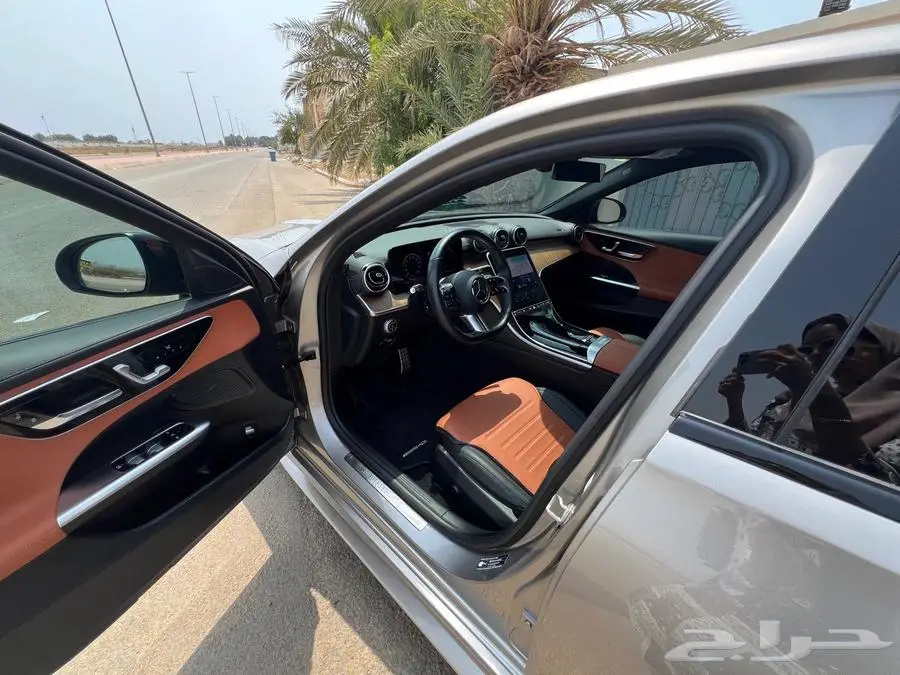 مرسيدس C 2024 AMG لون داخلي جملي وأسود 7