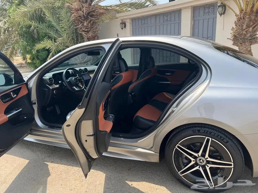مرسيدس C 2024 AMG لون داخلي جملي وأسود 16