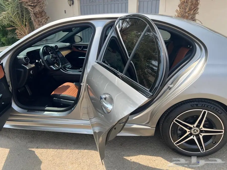 مرسيدس C 2024 AMG لون داخلي جملي وأسود 13