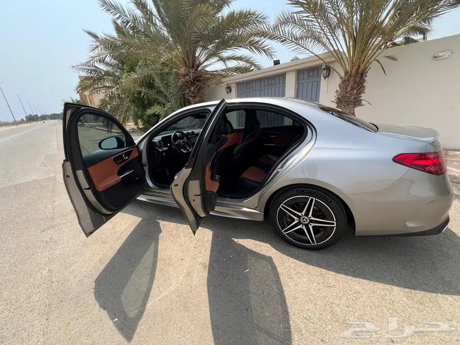 مرسيدس C 2024 AMG لون داخلي جملي وأسود 15