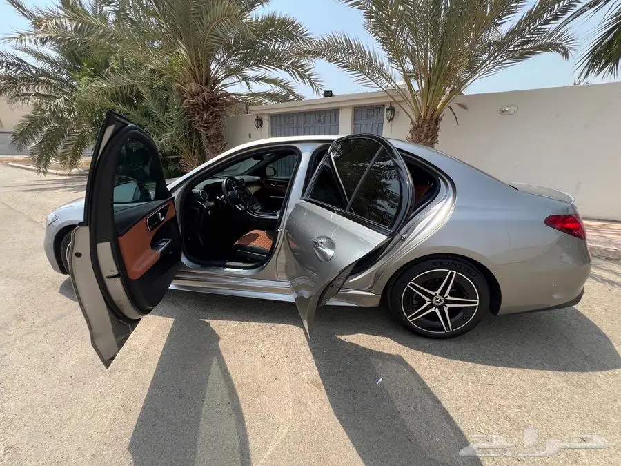 مرسيدس C 2024 AMG لون داخلي جملي وأسود 14