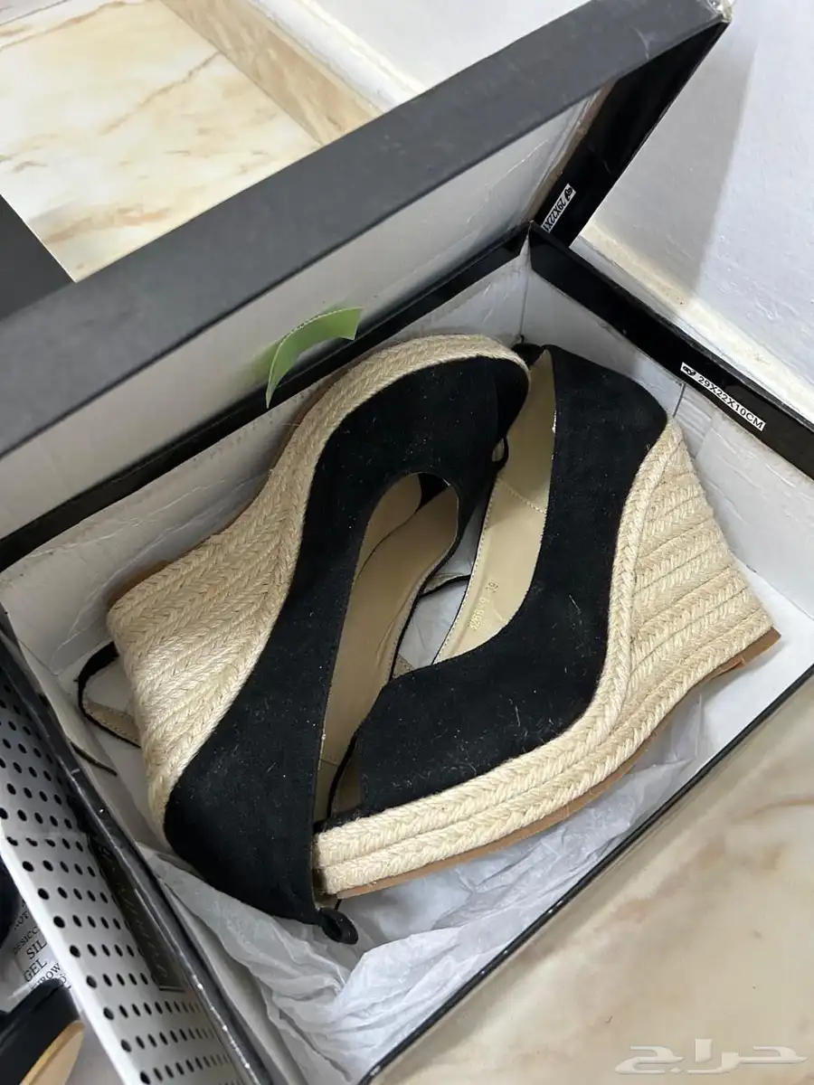أحذية وعطور 1