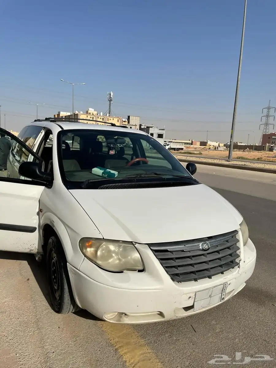 سيارة جراند فويجر لون ابيض 7