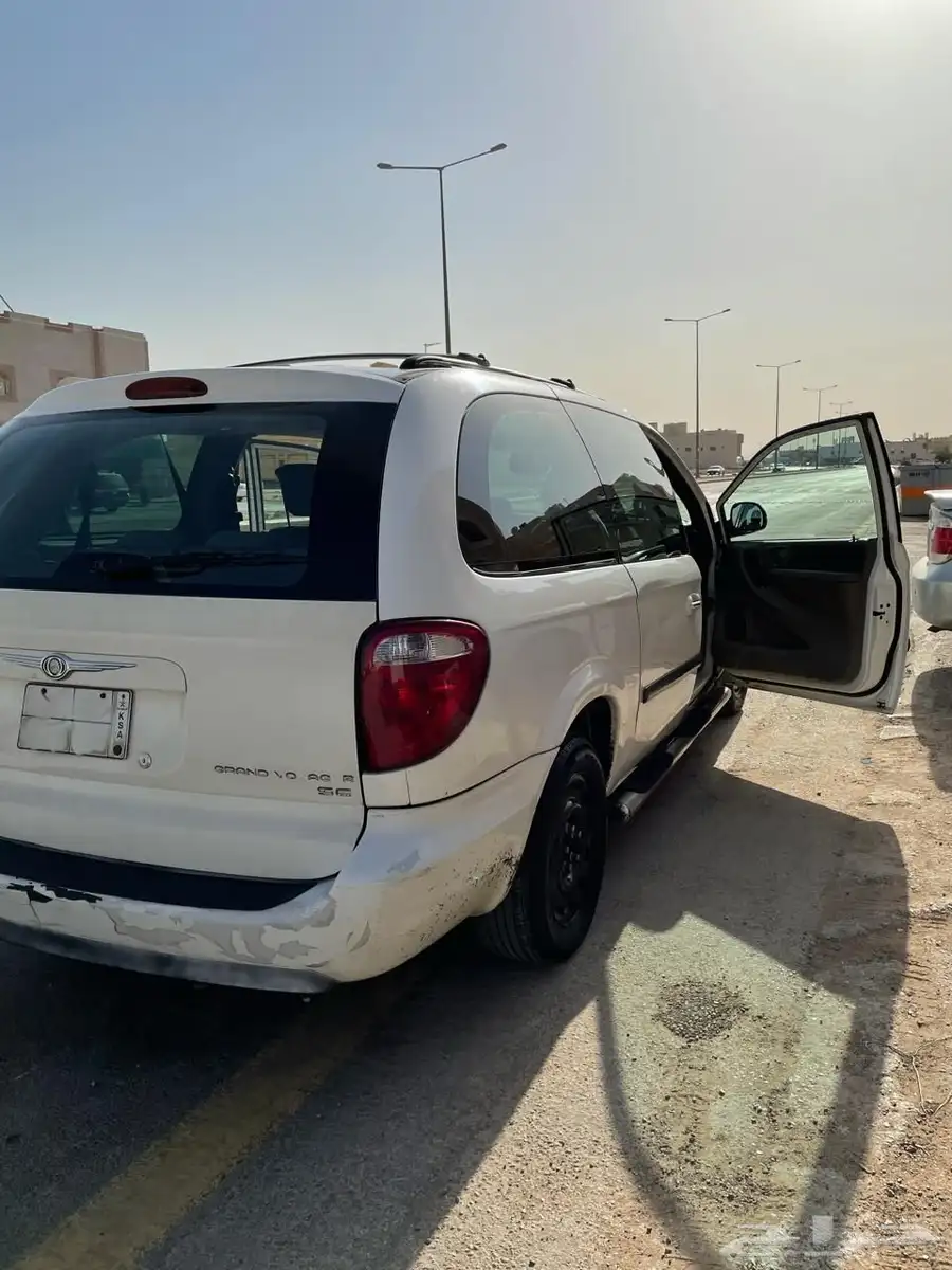 سيارة جراند فويجر لون ابيض 5