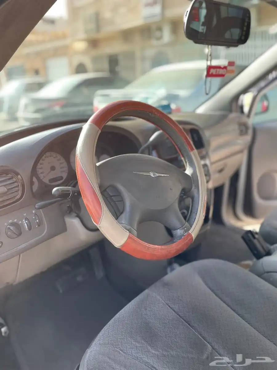سيارة جراند فويجر لون ابيض 4