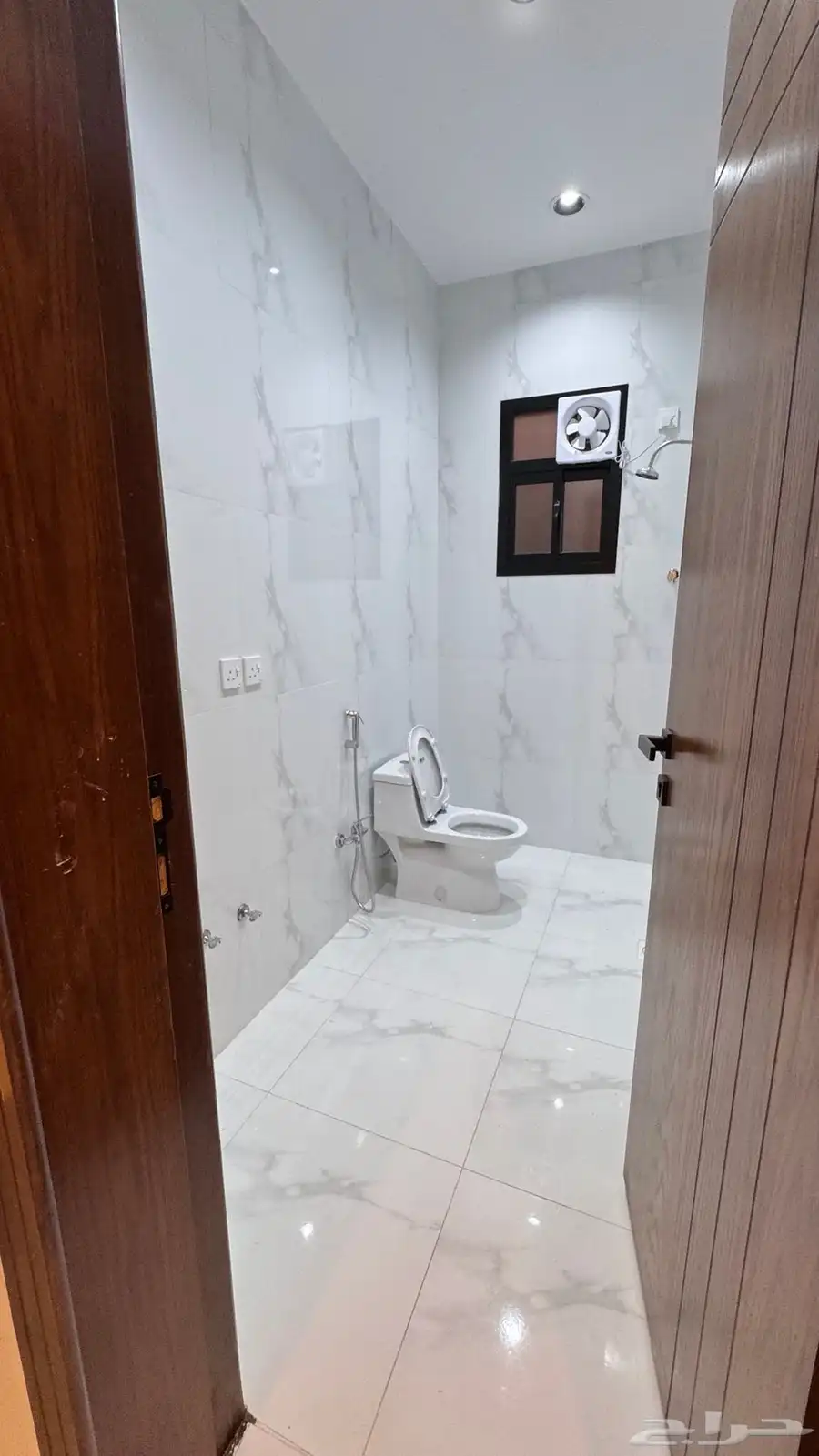 للبيع روف علوى مع ملحق مداخل مستقله مساحه كبيره بالخميس 21