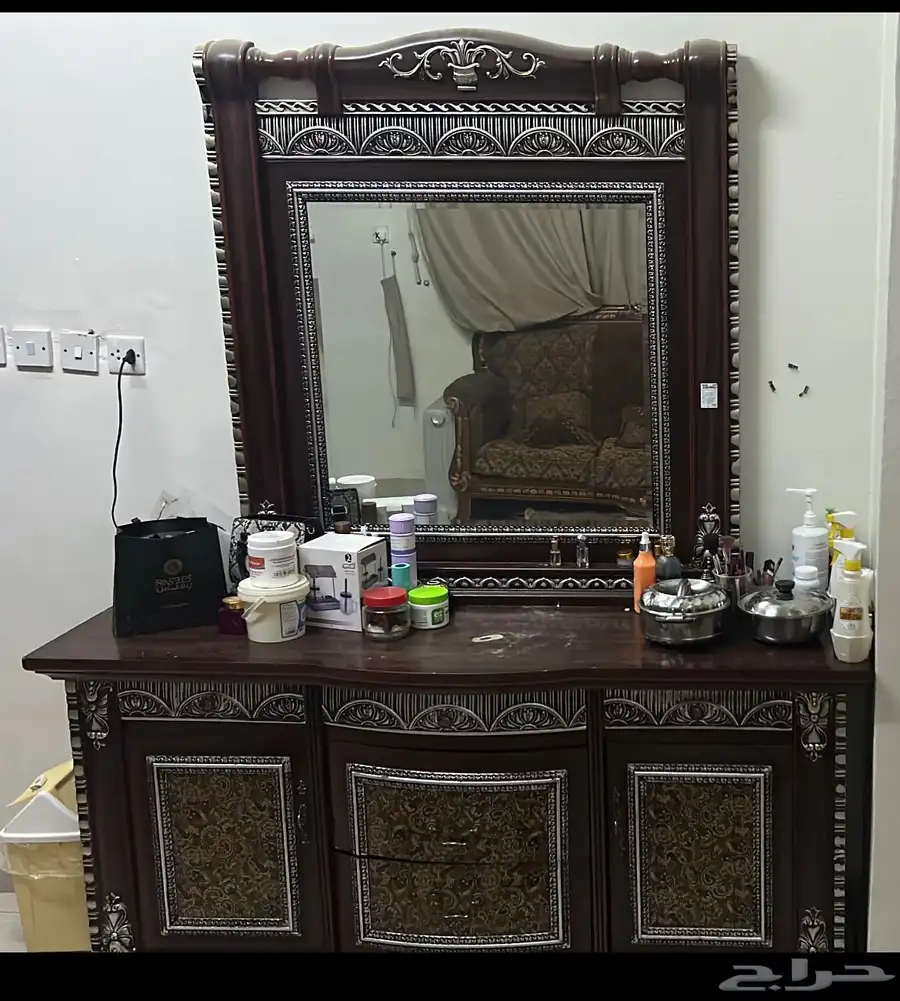 غرفه نوم دولاب وسرير بدون الطراحه و2 كمودينه وتسريحه وارفف 6