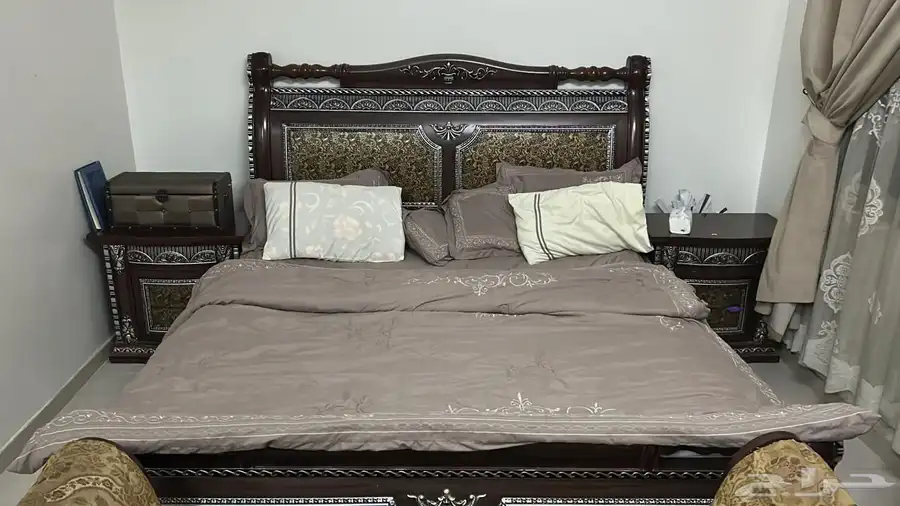 غرفه نوم دولاب وسرير بدون الطراحه و2 كمودينه وتسريحه وارفف 4