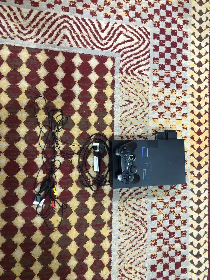 سوني 2 بس اليد القير الي على اليمين مقشوع بس اليد عدله 2