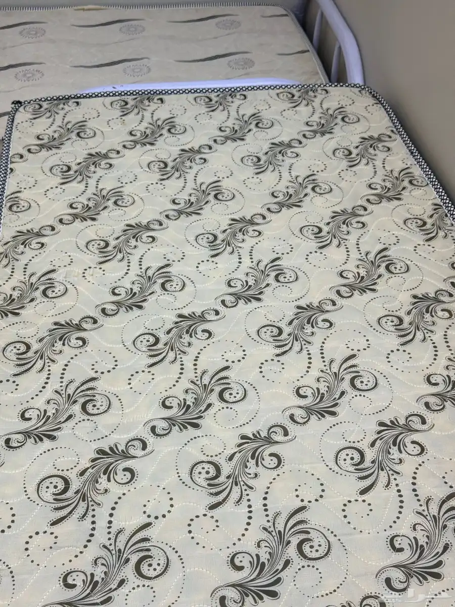 كراسي حديد 1