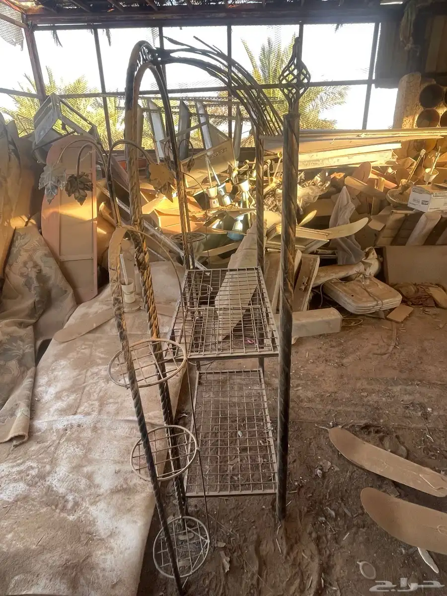 طاولة تلفزيون حديد مشغول 2
