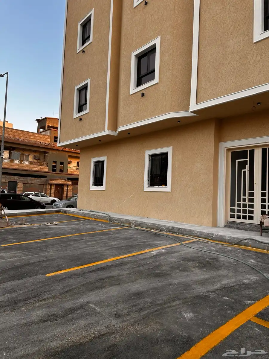 للايجار عماره جديده علي بعد خطوات من طريق خريص اربعه ادوار 4