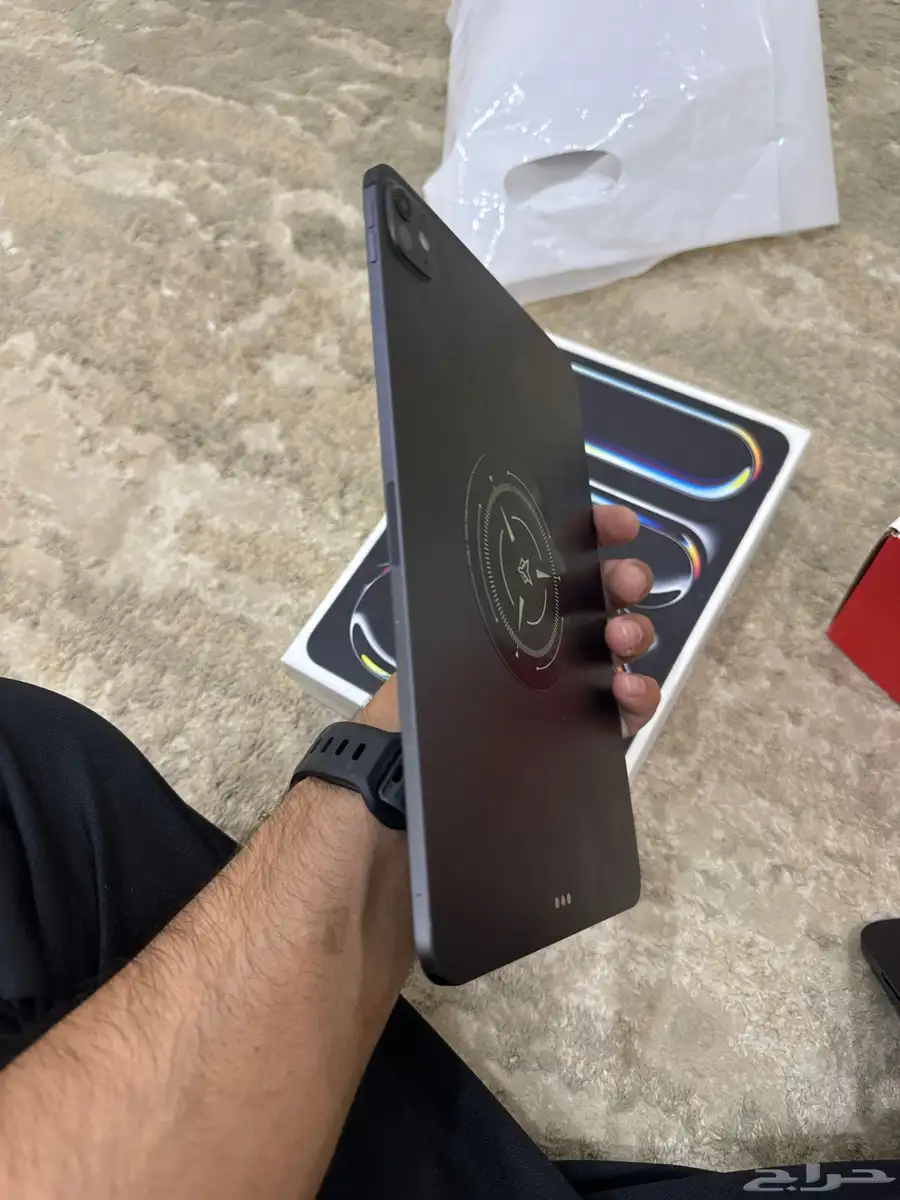 ايباد M4 قيقا 256 بكرتونه بكامل اغراضه 1