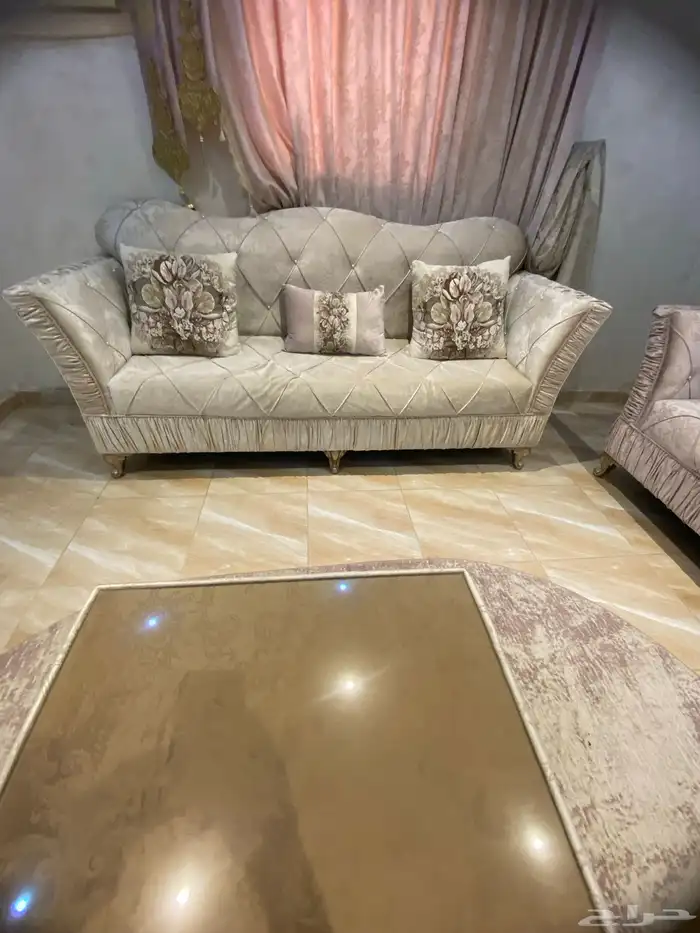 طقم كنب 4قطع مع طاولة وزولية 1