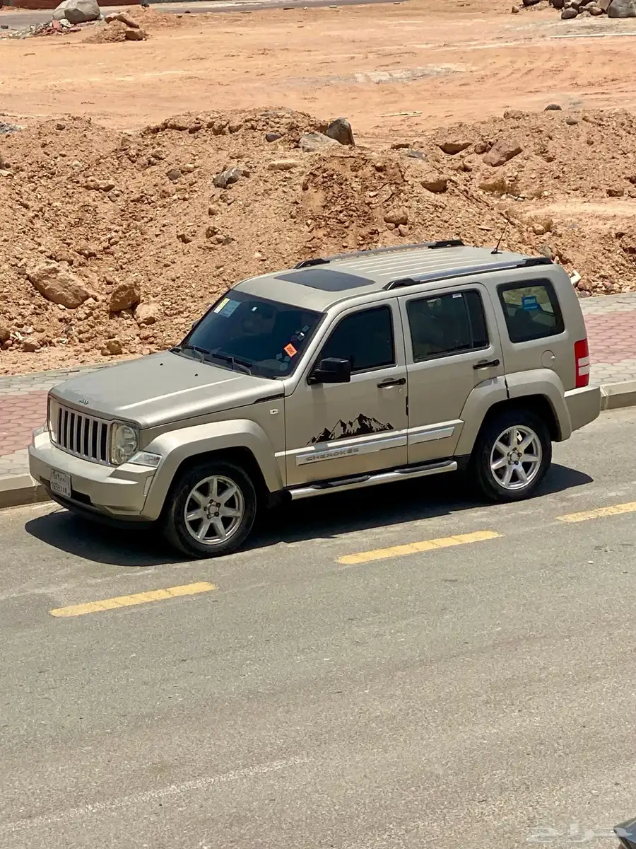جيب شروكي ليبرتي 2010 نظيف 13