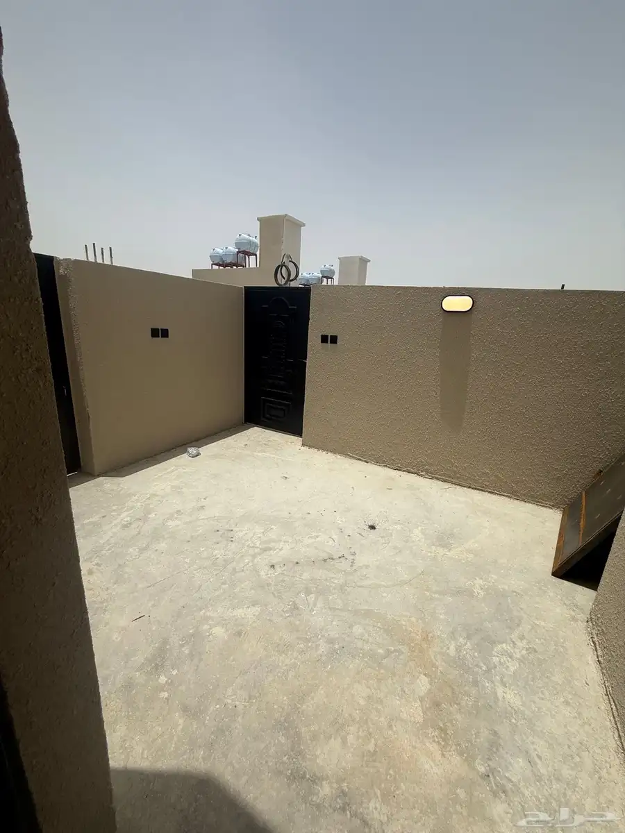 للبيع أدوار أرضيه بحوش وعلويه بمصعد حي دره الموسي خميس مشيط 40