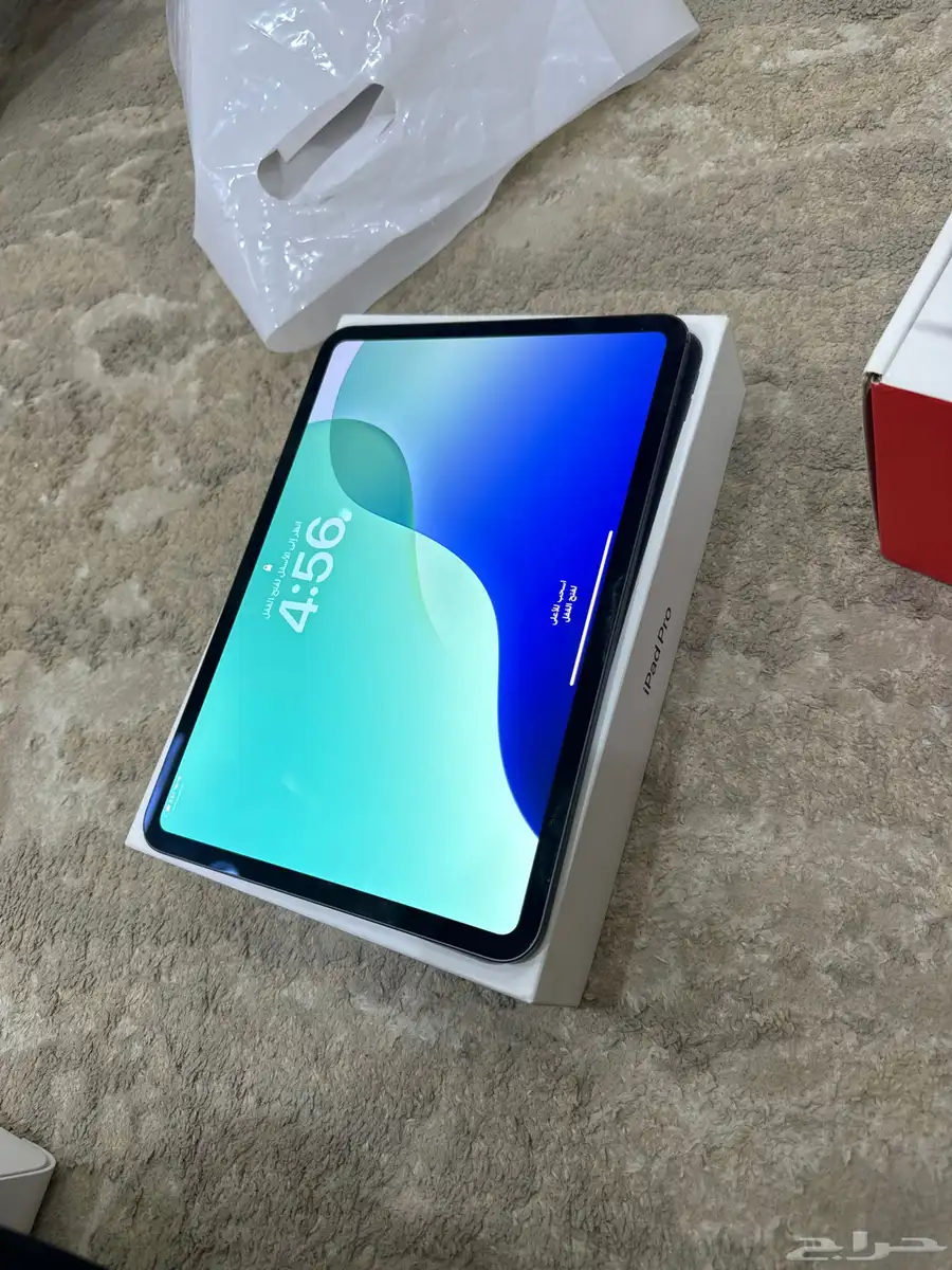 ايباد M4 قيقا 256 بكرتونه بكامل اغراضه 0