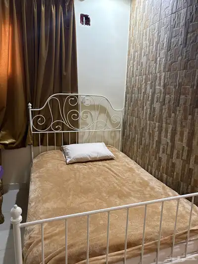 للبيع سرير ايكيا مع المرتبه 1