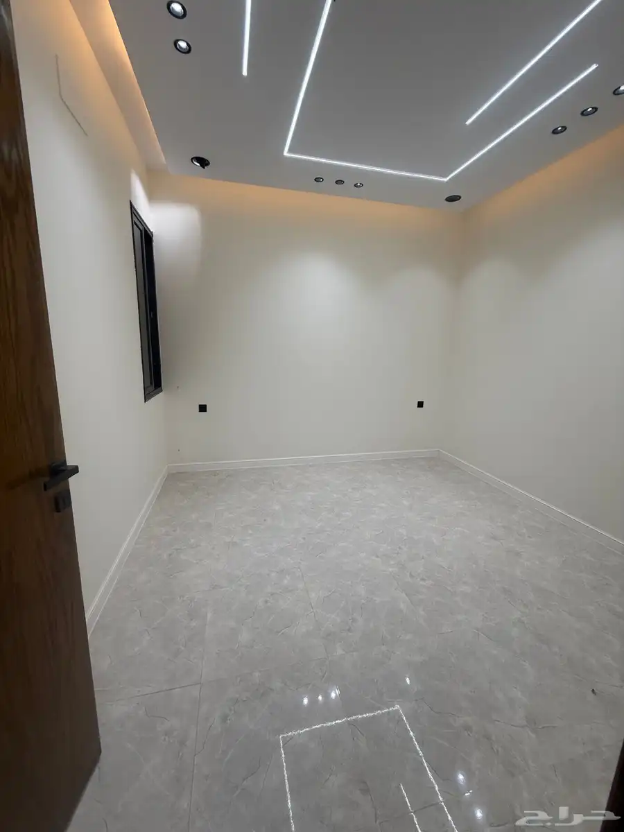 للبيع أدوار أرضيه بحوش وعلويه بمصعد حي دره الموسي خميس مشيط 35