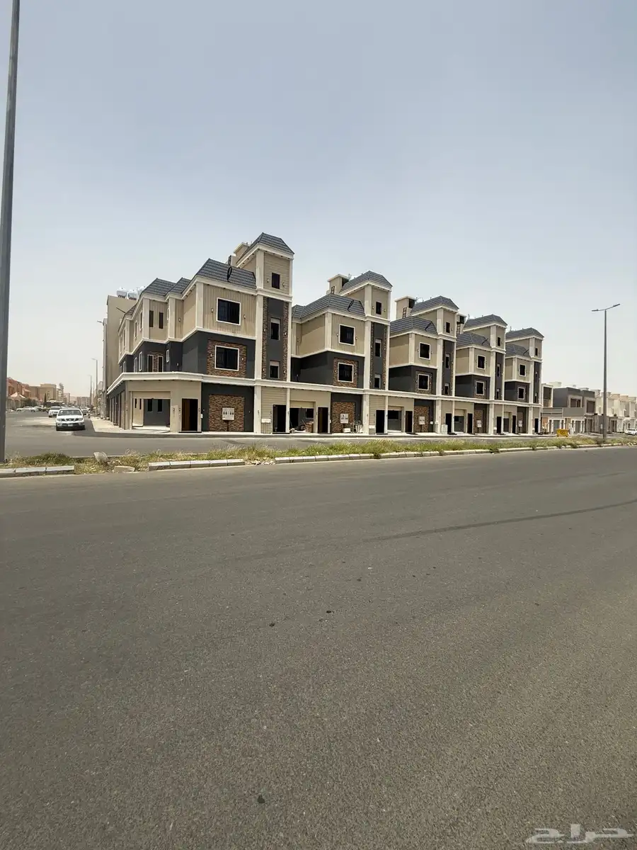 للبيع أدوار أرضيه بحوش وعلويه بمصعد حي دره الموسي خميس مشيط 2