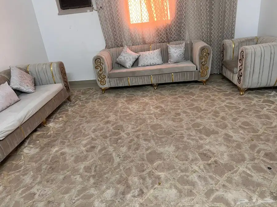 غرفة نوم كبيره وكنب ومجلس علي السوم رقم التلفون 9