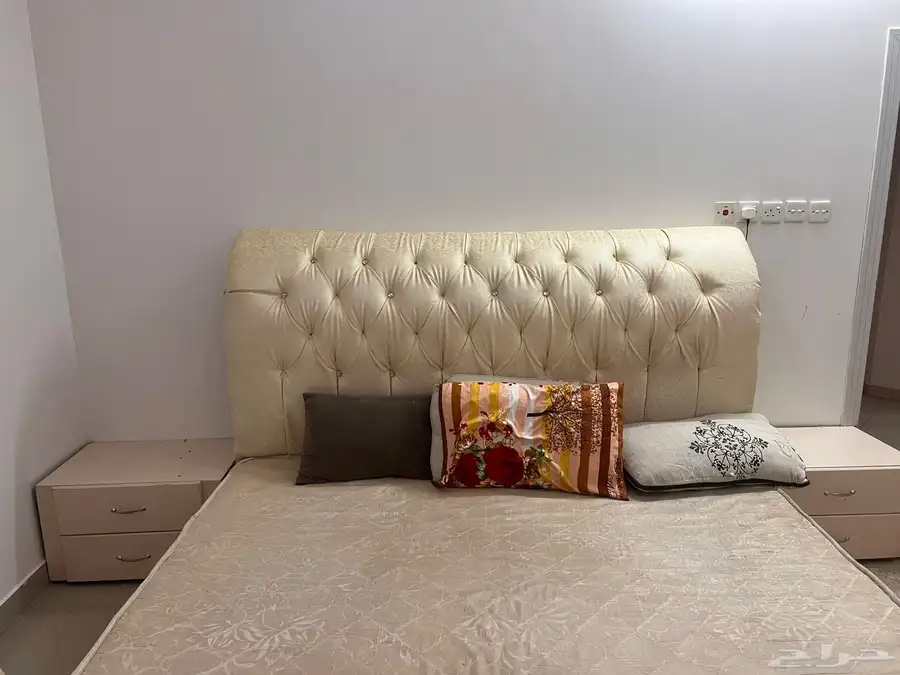 غرفة نوم كبيره وكنب ومجلس علي السوم رقم التلفون 21