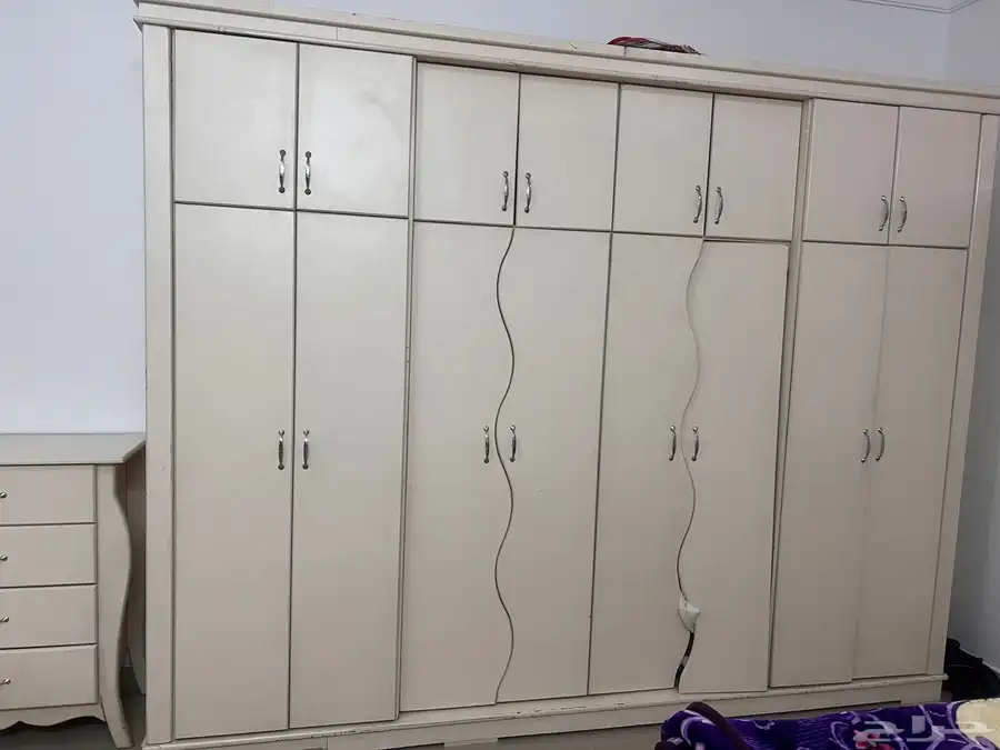 غرفة نوم كبيره وكنب ومجلس علي السوم رقم التلفون 4