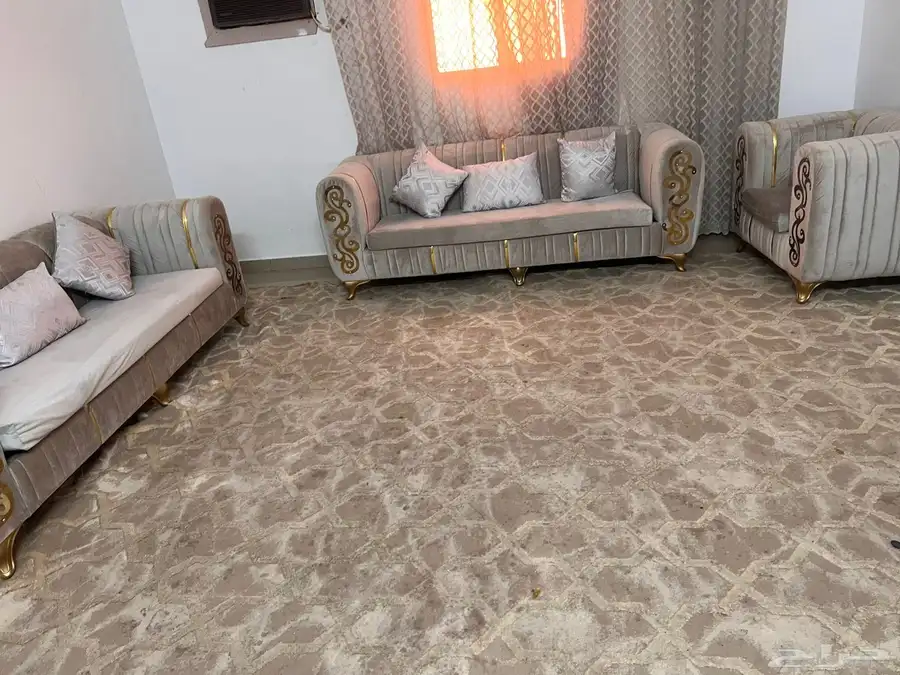 غرفة نوم كبيره وكنب ومجلس علي السوم رقم التلفون 20