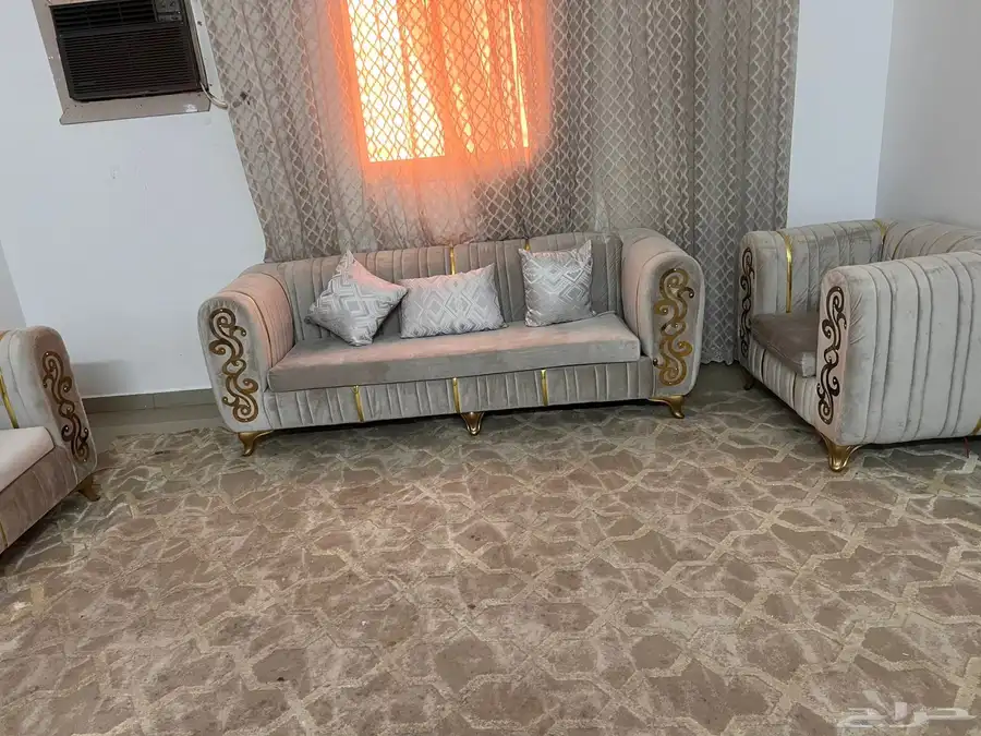 غرفة نوم كبيره وكنب ومجلس علي السوم رقم التلفون 18