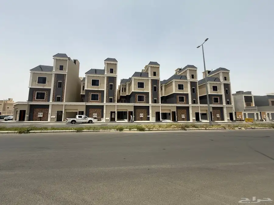 للبيع أدوار أرضيه بحوش وعلويه بمصعد حي دره الموسي خميس مشيط 0