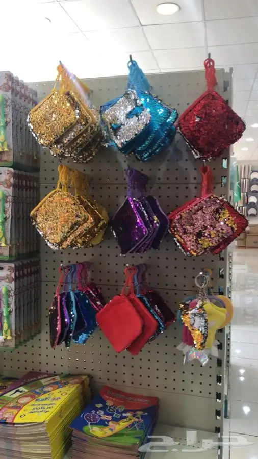 للبيع بظاعه كامله مع ديكور كمليات وهدايا محل كامل 3
