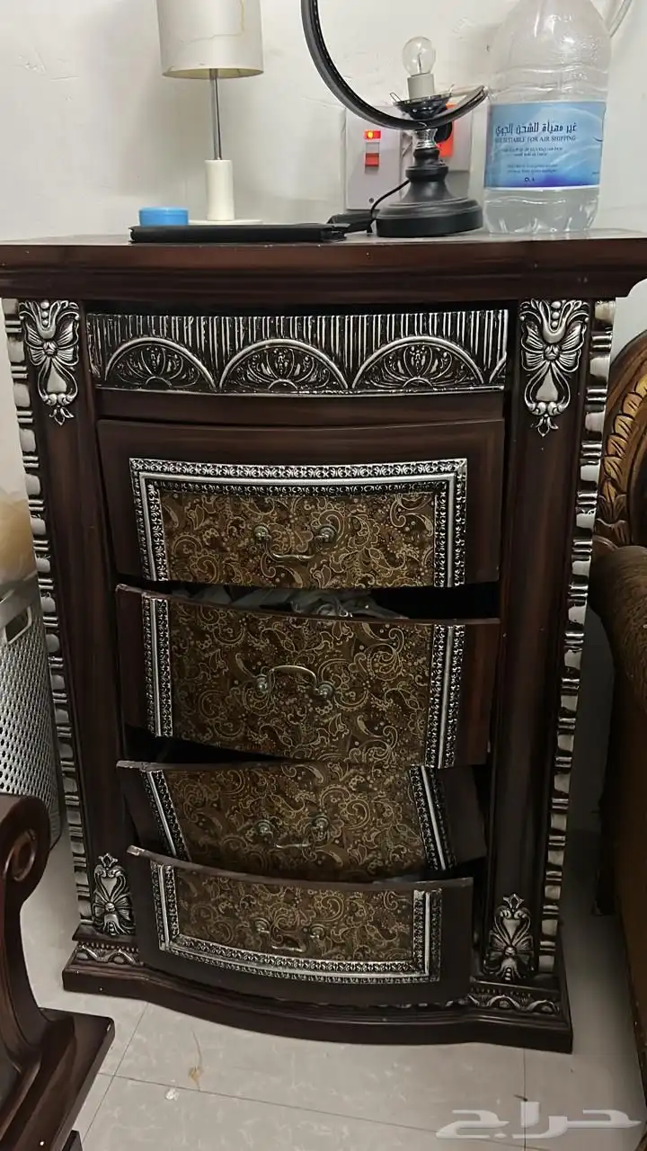 غرفه نوم دولاب وسرير بدون الطراحه و2 كمودينه وتسريحه وارفف 1