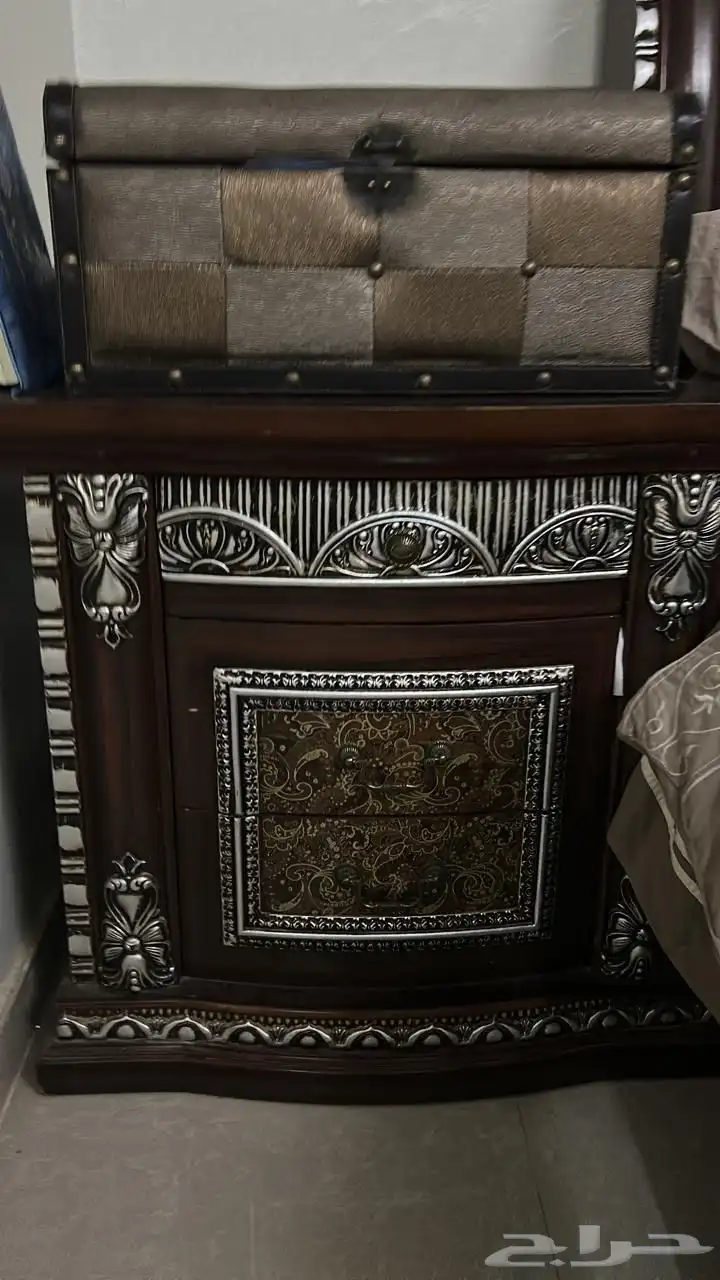 غرفه نوم دولاب وسرير بدون الطراحه و2 كمودينه وتسريحه وارفف 2