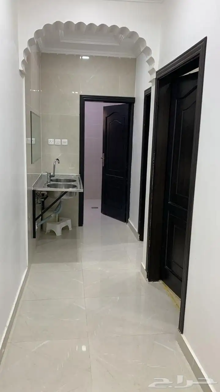 شقق وغرف للإيجار ومحلات تجارية 6