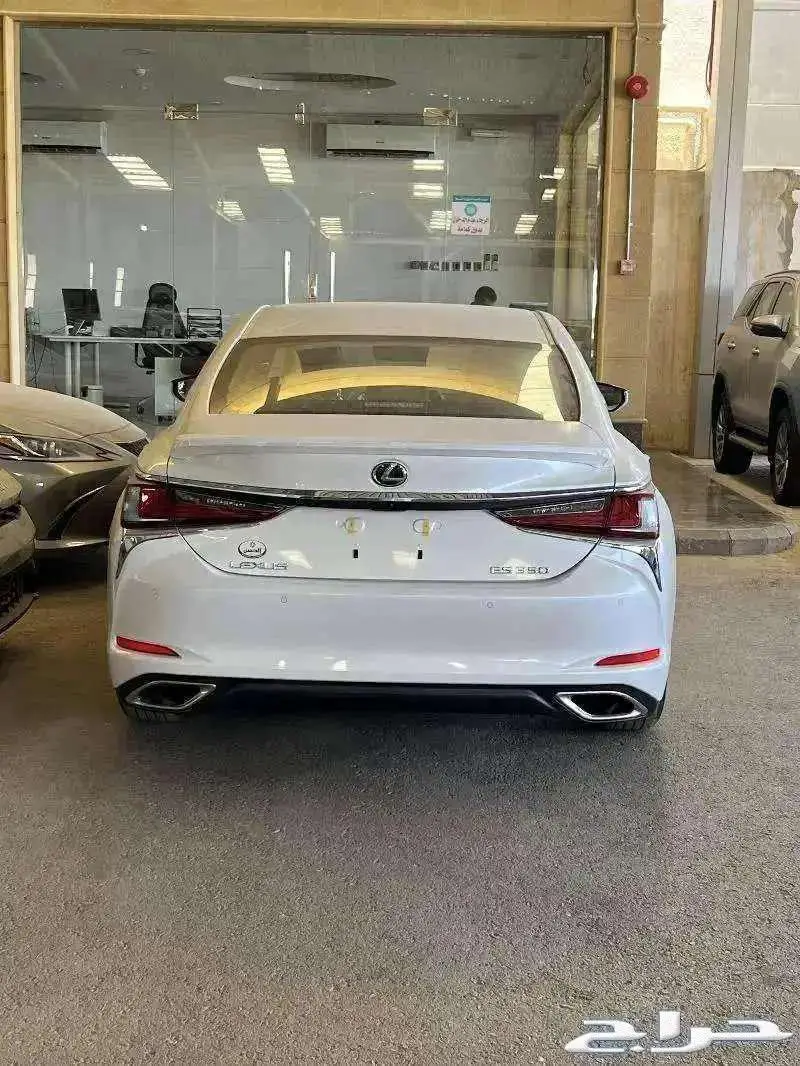 لكزس ES 350 فئة ستاندر 2025 بقسط 2600 لدي الحسن 3