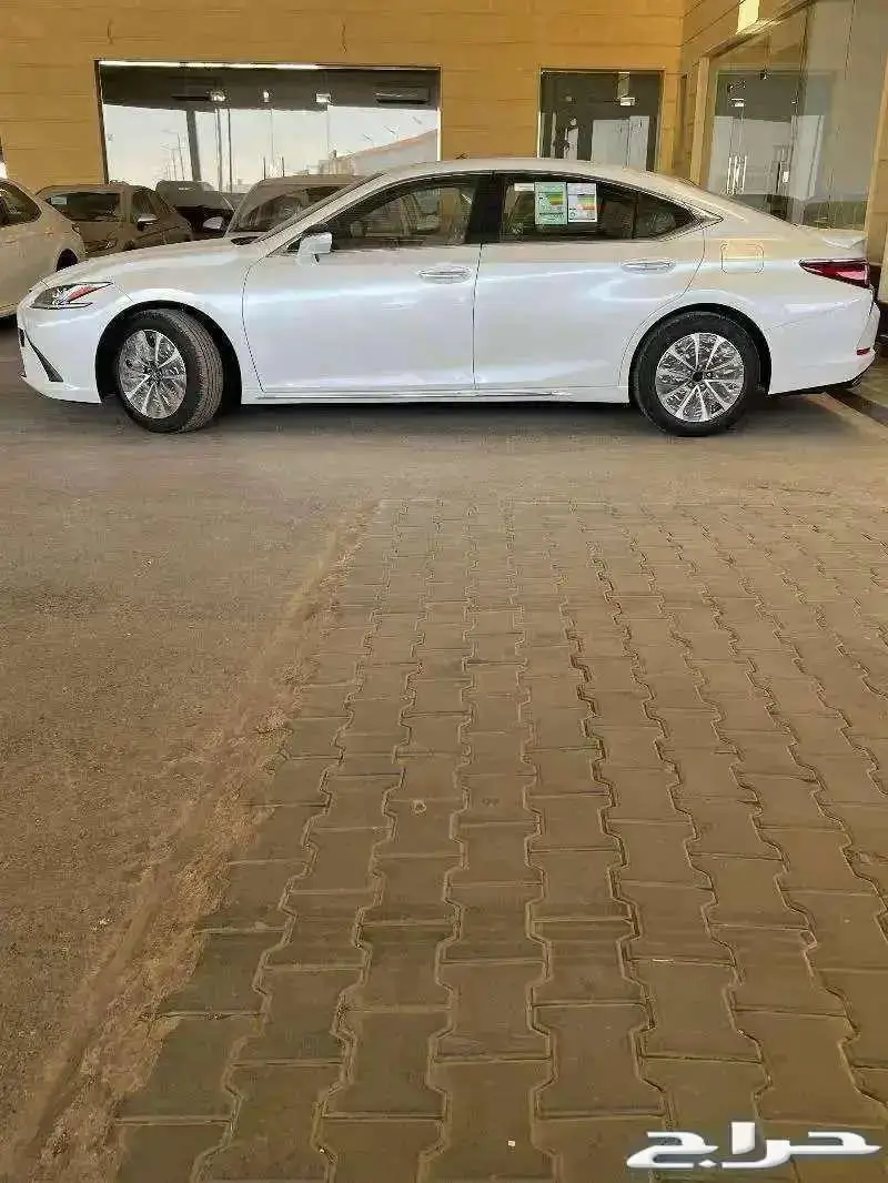 لكزس ES 350 فئة ستاندر 2025 بقسط 2600 لدي الحسن 1