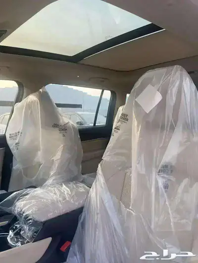 جيب جراند شيروكي ليمتد 7 راكب موديل 2023 لون ابيض وفضي 1