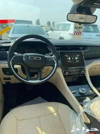 جيب جراند شيروكي ليمتد 7 راكب موديل 2023 لون ابيض وفضي 7