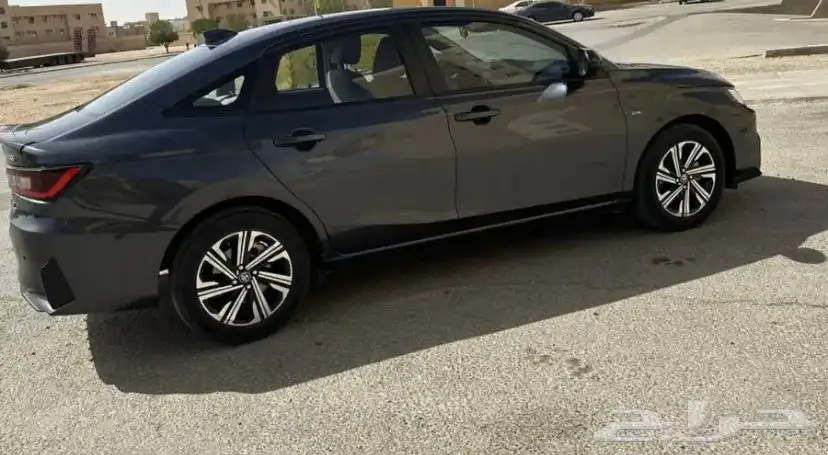 يارس 2023 رمادي ممشى قليل 1