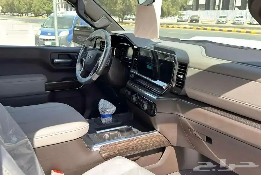 سلفرادو تربل بوس Z71 2025 دبل غمارة اسود 9