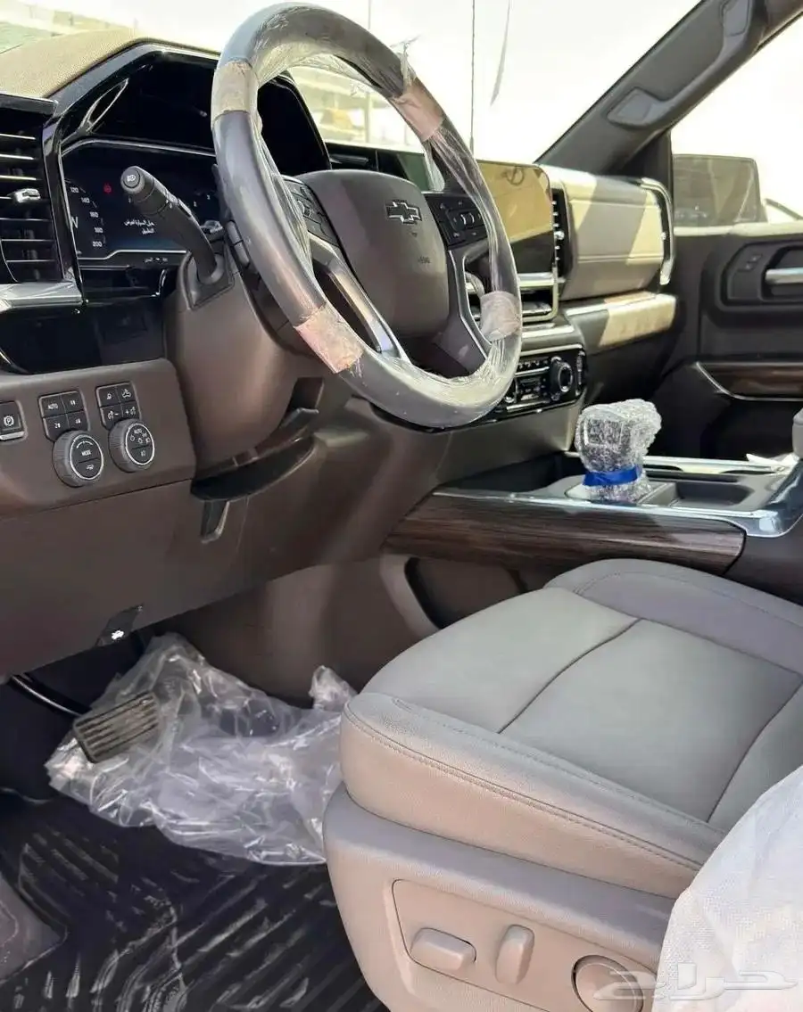 سلفرادو تربل بوس Z71 2025 دبل غمارة اسود 12