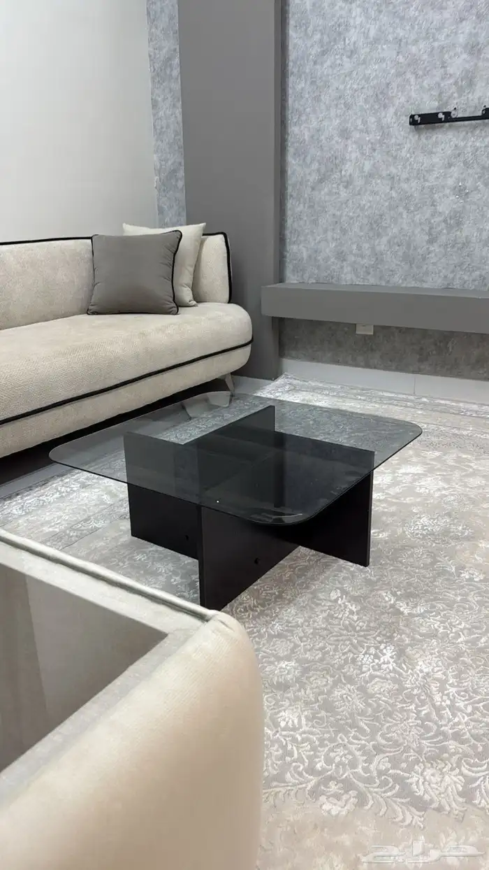 طاولة جديده بس طلعت صغيره على الصاله 0