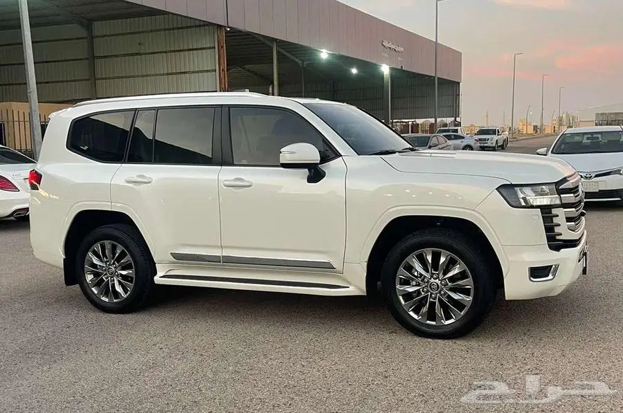 تويوتا لاندكروزر GXR L4 2022 2