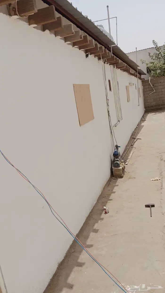 سكن عمال للإيجار مكون من حوش و7 غرف و8 دورات مياه ومطبخ 5