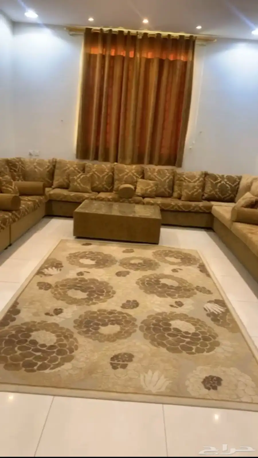 كنب نظيف للبيع 4 في 5 مع الستاره والطاوله والفرشه 7
