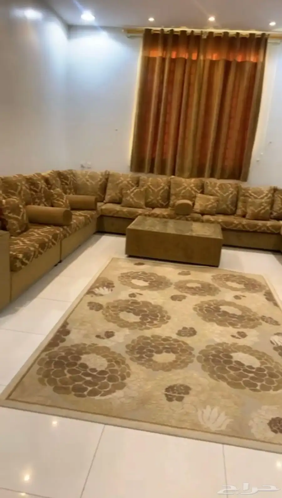 كنب نظيف للبيع 4 في 5 مع الستاره والطاوله والفرشه 4