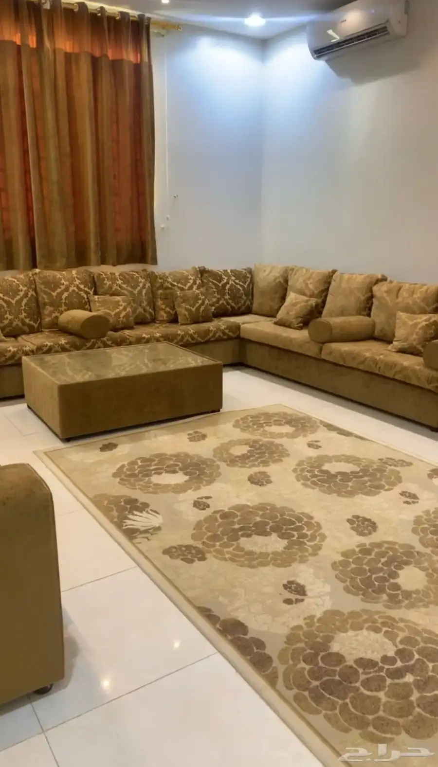 كنب نظيف للبيع 4 في 5 مع الستاره والطاوله والفرشه 1